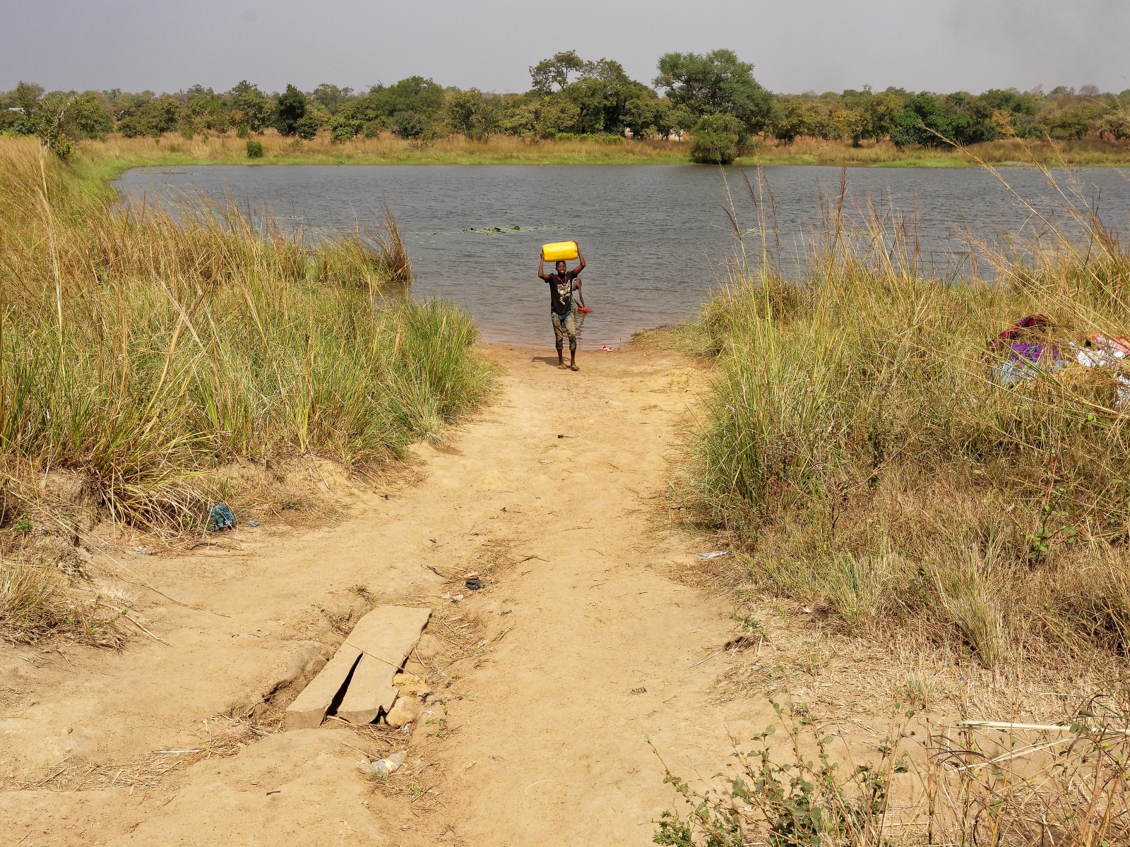 Boys Carrying Water On Head 1600 1200